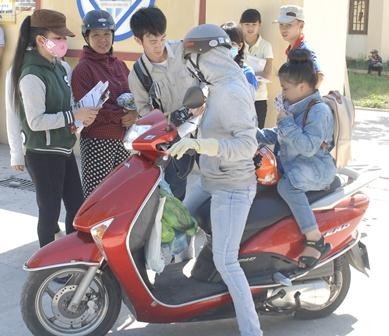 Em Trang chờ chị tới đón ở cổng trường Đại học Ngoại ngữ Huế