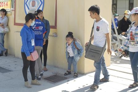 Em Trang chờ chị tới đón ở cổng trường Đại học Ngoại ngữ Huế