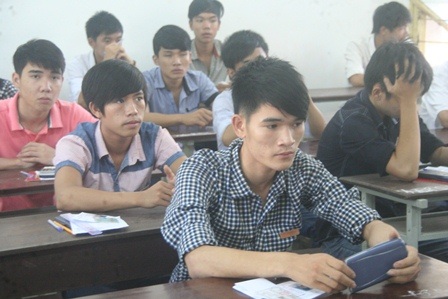 Chùm ảnh: Hồi hộp trước buổi thi đầu tiên - 12 Thí sinh tại điểm thi ĐH Nông lâm Huế khá căng thẳng