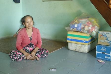 PV Dân trí trò chuyện với anh Hải - cậu Cung (đạp xích lô) ngoài phòng cấp cứu