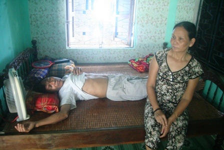 Bác Thuận, bố chị Hồng bị lâm bệnh ung thư nặng không có tiền chữa