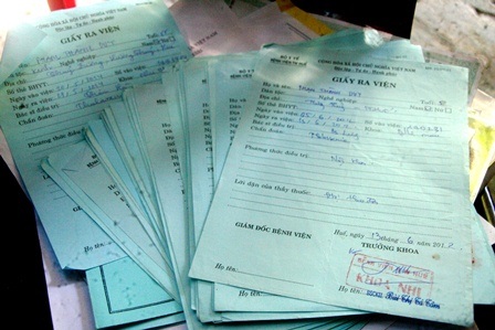 Xấp giấy ra viện, nhập viện của cháu Duy đã dày lên hơn cả gang tay