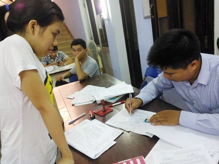 Một nữ thí sinh vừa được cấp lại giấy báo thi gần cuối giờ chiều 8/7. (Ảnh: Đại Dương)