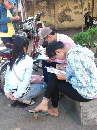 Thí sinh viết giấy cam đoan xin được cấp giấy báo thi ở ngoài sân.