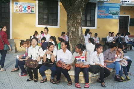 Thí sinh đến sớm chuẩn bị thi môn đầu tiên của đợt 2 - 12 Thí sinh tập trung rất đông ở trường Thống Nhất (Huế) từ sáng sớm.