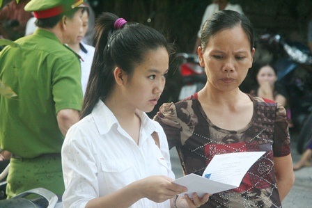 Cha mẹ sát bước bên con trong kỳ thi trọng đại - 2 Cùng con xem lại các giấy tờ thi đã đầy đủ chưa