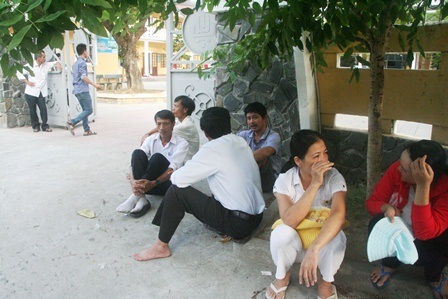 Cha mẹ sát bước bên con trong kỳ thi trọng đại - 4 Các ông bố bà mẹ tụ tập trước cổng trường trực chiến trong cả buổi chờ con thi. (Ảnh: Đại Dương)