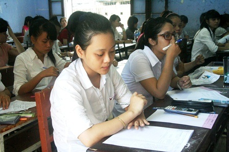 Chùm ảnh: Hồi hộp bước vào môn thi đầu tiên - 22 Lo lắng