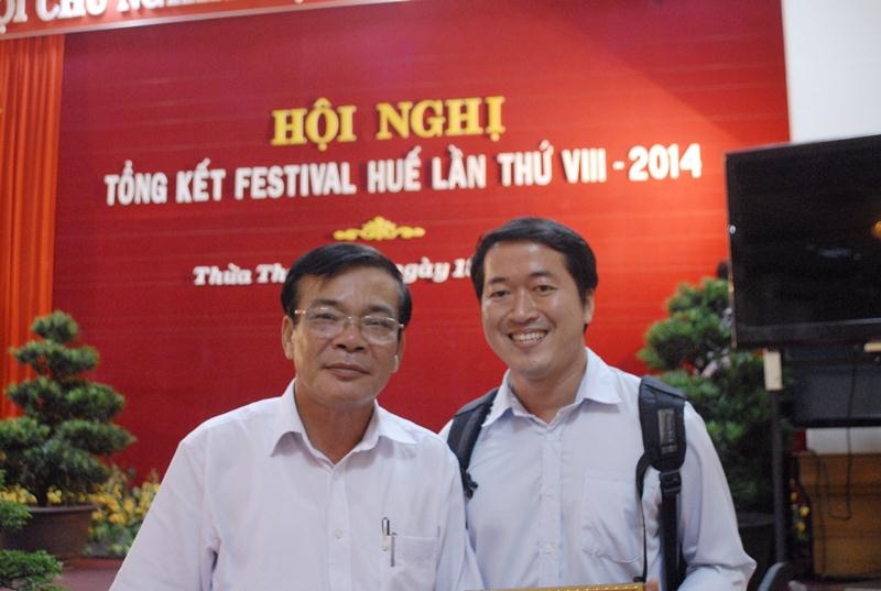 Phóng viên Dân trí nhận giải tác phẩm xuất sắc Festival Huế 2014 - 2 PV báo điện tử Dân trí (thứ 2 từ phải qua) nhận giải tác phẩm báo chí xuất sắc về Festival Huế 2014