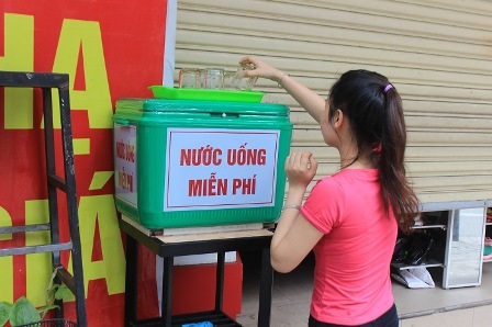 Thí sinh đến một điểm uống nước miễn phí trên đường Hùng Vương, TP Huế