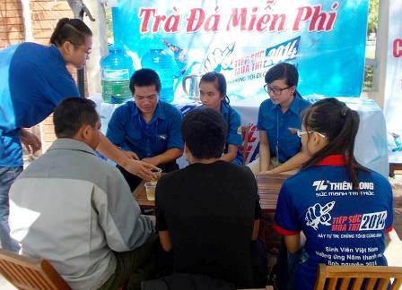 Phụ huynh, thí sinh uống trà đá miễn phí sau buổi thi