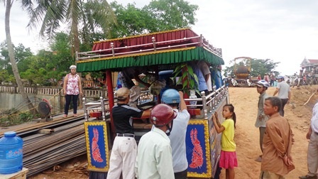 Cụ già nhặt ve chai chết đuối trên sông - 1 Đưa xác cụ ông về quê mai táng