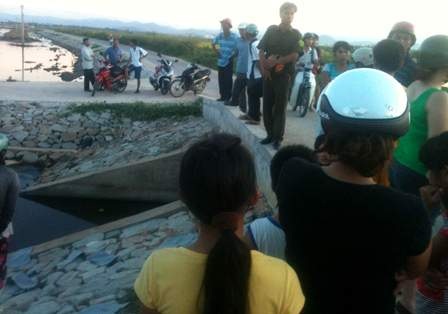 Mẹ như điên dại khi hai con cùng chết đuối - 1 Mương nước nơi 2 cháu nhỏ chết đuối thương tâm