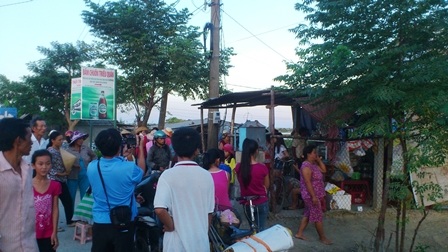 Mẹ như điên dại khi hai con cùng chết đuối - 2 Người dân thôn Diên Trường bàng hoàng tới chia buồn với gia đình chị Ly