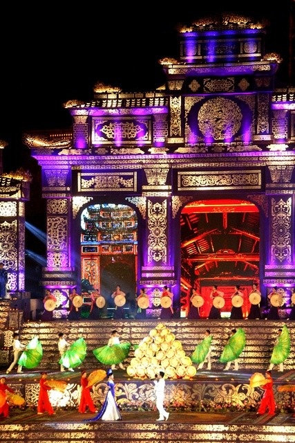 Phóng viên Dân trí nhận giải tác phẩm xuất sắc Festival Huế 2014 - 4 Sân khấu đêm khai mạc Festival Huế đã được ghi danh vào kỷ lục Việt Nam