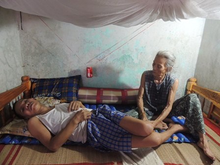 Bố mẹ già 80 oằn lưng chăm sóc con trai 51 tuổi liệt giường - 1 Mẹ già Nguyễn Thị Túc chăm anh Hoài nằm liệt giường