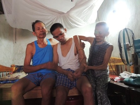 Bố mẹ già 80 oằn lưng chăm sóc con trai 51 tuổi liệt giường - 2 Mẹ già Nguyễn Thị Túc chăm anh Hoài nằm liệt giường