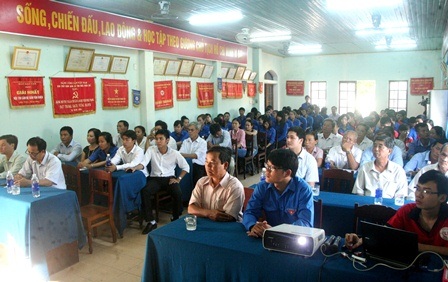 Thầy trò Đại học Huế phổ biến kiến thức biển đảo cho ngư dân - 1 Thầy trò Đại học Huế phổ biến kiến thức biển đảo cho ngư dân