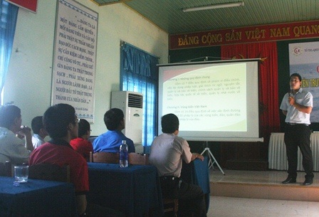 Thầy trò Đại học Huế phổ biến kiến thức biển đảo cho ngư dân - 2 Thầy giáo Khánh Linh phổ biển quy định quan trọng của pháp luật về vùng biển Việt Nam.