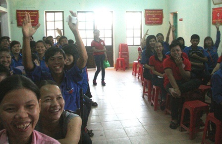 Thầy trò Đại học Huế phổ biến kiến thức biển đảo cho ngư dân - 3 Bà con ngư dân và SV hào hứng trước các trò chơi biển đảo.