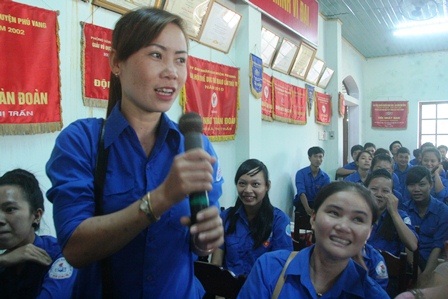 Thầy trò Đại học Huế phổ biến kiến thức biển đảo cho ngư dân - 4 Một đoàn viên trả lời đúng câu hỏi về biển đảo Việt Nam.