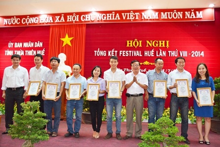 Phóng viên Dân trí nhận giải tác phẩm xuất sắc Festival Huế 2014 - 1 PV báo điện tử Dân trí (thứ 2 từ phải qua) nhận giải tác phẩm báo chí xuất sắc về Festival Huế 2014