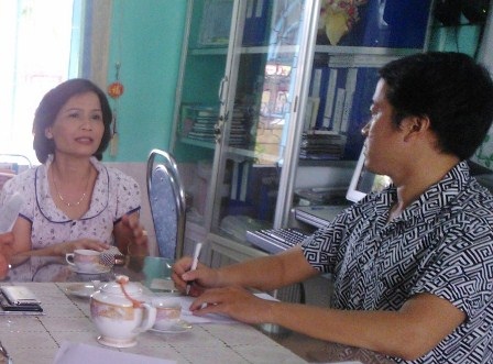 Lạ kỳ chuyện 2 năm không xin được cho con vào học trường mầm non cùng tuyến - 2 PV Dân trí (phải) làm việc với Hiệu trưởng mầm noŮ Vĩnh Ninh