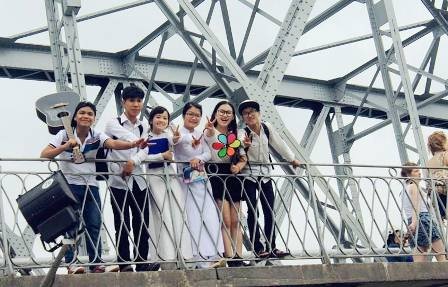 Bất ngờ với MV “Quê hương Việt Nam” phiên bản Huế - 1 Các bạn trẻ nhóm Teen Cố Đô