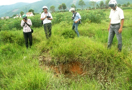 "Giải mã" hơn 30 hố sâu xuất hiện bất thường trên ruộng lúa - 1 Một hố sụt lún trên ruộng người dân