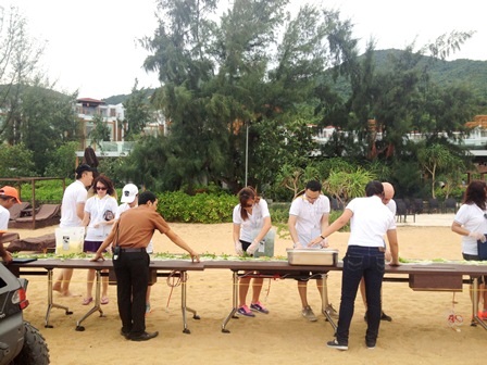 Chiếc nem cuốn kỷ lục dài hơn… nửa cây số - 3 Các nhân viên resort bắt đầu công việc