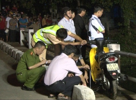 Không làm chủ tay lái, 1 sinh viên tử vong - 1 Công an làm việc tại hiện trường vụ tai nạn