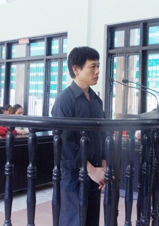 Người chồng đứng trước vành móng ngựa ăn năn với tội lỗi do mình gây ra