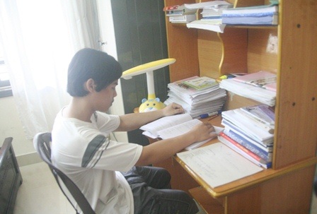 Nam sinh Quốc học Huế đỗ thủ khoa cả 2 khối A, B - 2 Hùng miệt mài học tập trong suốt 12 năm để có được kết quả ngày hôm nay
