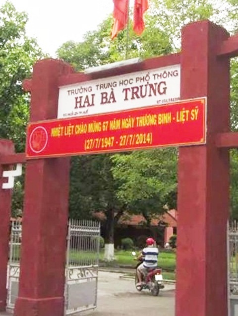 Người dân bất bình vì trường học treo băng rôn phản cảm ngày Thương binh liệt sĩ