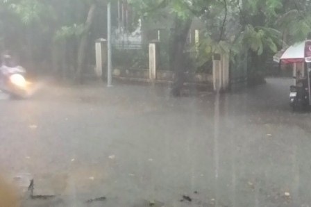 Mưa lớn, thành phố Huế ngập nặng - 1 Tuyến phố Trần Thúc Nhẫn nước ngập hết đường