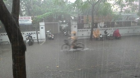 Mưa lớn, thành phố Huế ngập nặng - 2 Người dân đi lại khó nhọc