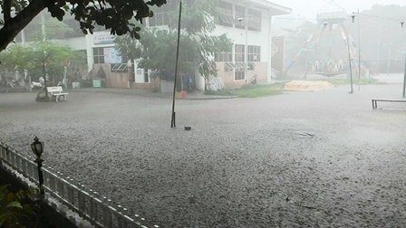 Mưa lớn, thành phố Huế ngập nặng - 4 Mưa trắng xóa làm nước ngập sân Nhà văn hóa thiếu nhi TP Huế