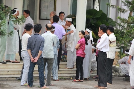 Vụ thai phụ tử vong nghi chuyển viện chậm: Gia đình bất bình về sự chậm trễ của Sở Y tế - 2 Rất đông người thân của nạn nhân tập trung chờ đợi câu trả lời để