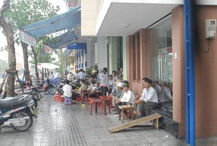 Phụ huynh ướt sũng đứng chờ con trong mưa - 3 Một số nơi có mái hiên thì đỡ hơn cho phụ huynh