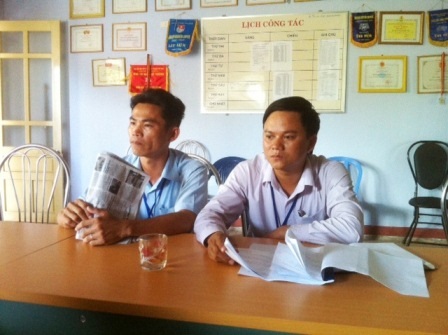 Dân tố cán bộ đô thị xông vào quầy thu quần áo kiểu...cưỡng đoạt tài sản - 4 Ông Lê Quang Lân (phải), Đội phó Đội QuảŮ lý đô thị TP Huế trao đổi về vụ việc
