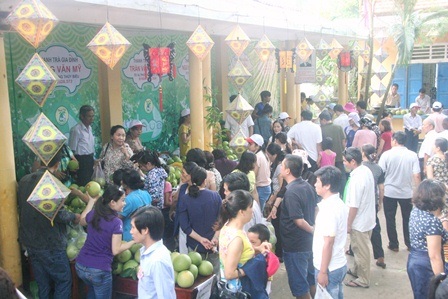 Độc đáo lễ hội trái thanh trà Huế - 12 Các gian hàng đông nghịt người dân Huế và khách du lịch đến xem, mua