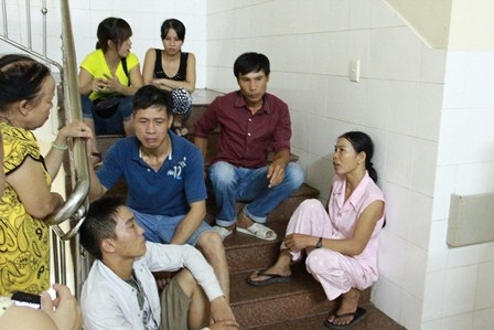 Anh Vĩnh (áo xanh) cùng nhiều người nhà đau đớn, khóc tức tưởi trước cái chết của con