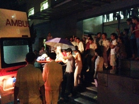 Thi thể cháu bé được đưa về quê trong đêm