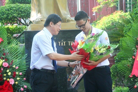 TS.Phạm Văn Hùng, Giám đốcĐ Sở GD-ĐT tỉnh TT-Huế, tặng hoa chúc mừng em Hoài Nam.