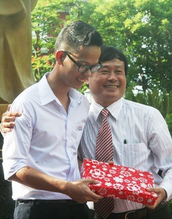 TS.Phạm Văn Hùng, Giám đốcĐ Sở GD-ĐT tỉnh TT-Huế, tặng hoa chúc mừng em Hoài Nam.