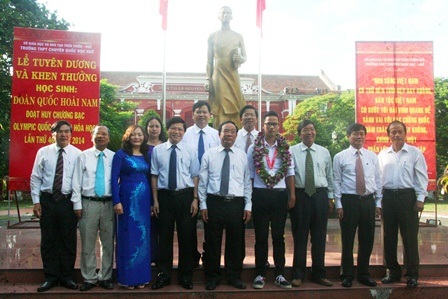 TS.Phạm Văn Hùng, Giám đốcĐ Sở GD-ĐT tỉnh TT-Huế, tặng hoa chúc mừng em Hoài Nam.