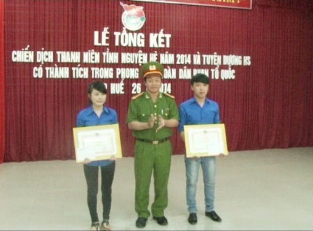 2 sinh viên dũng cảm giúp công an bắt cướp - 1 Trao thưởng cho 2 SV Sỹ, Huệ dũng cảm bắt cướp cùng công an