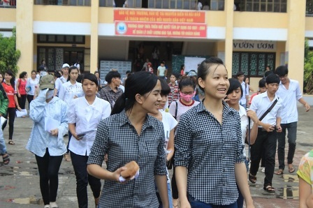 Các thí sinh dự thi tại hội đồng CĐ Sư phạm Huế kết thúc môn thi tiếng Anh.