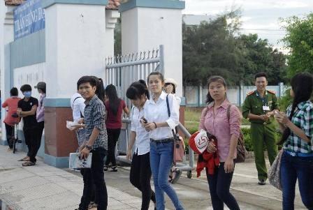 An ninh và ổn định khu vực vào đề thi môn Lịch sử - 7 Các thí sinh ở hội đồng thi Trần Hưng Đạo kết thúc môn Sử. (Ảnh: Anh Việt - Đại Dương)