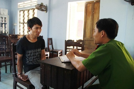 Đối tượng Thành (trên) và Trọng (dưới) tại cơ quan công an